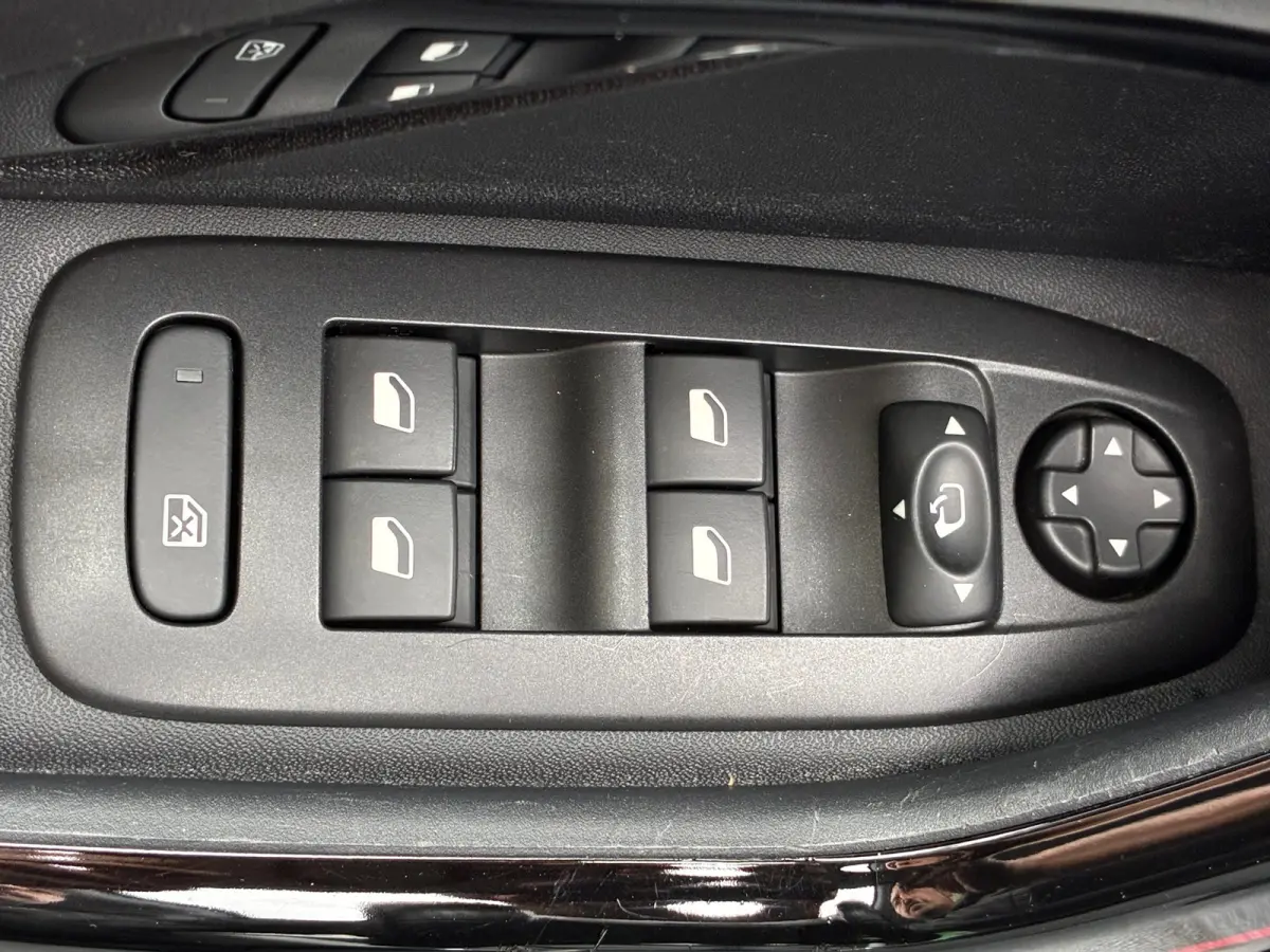 1.2 PureTech GT-line|D-riem v.v.|Panoramadak|Camera|Navigatie|CruiseControl|Trekhaak|Climatronic|PDC|