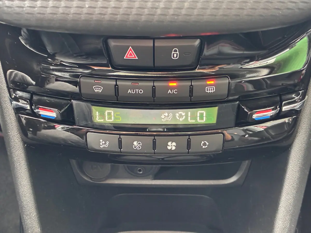 1.2 PureTech GT-line|D-riem v.v.|Panoramadak|Camera|Navigatie|CruiseControl|Trekhaak|Climatronic|PDC|