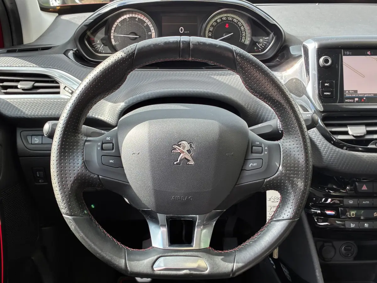 1.2 PureTech GT-line|D-riem v.v.|Panoramadak|Camera|Navigatie|CruiseControl|Trekhaak|Climatronic|PDC|