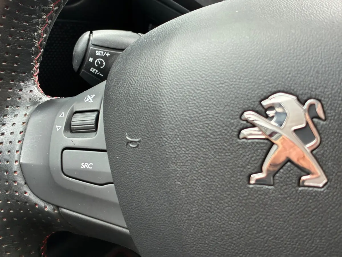1.2 PureTech GT-line|D-riem v.v.|Panoramadak|Camera|Navigatie|CruiseControl|Trekhaak|Climatronic|PDC|