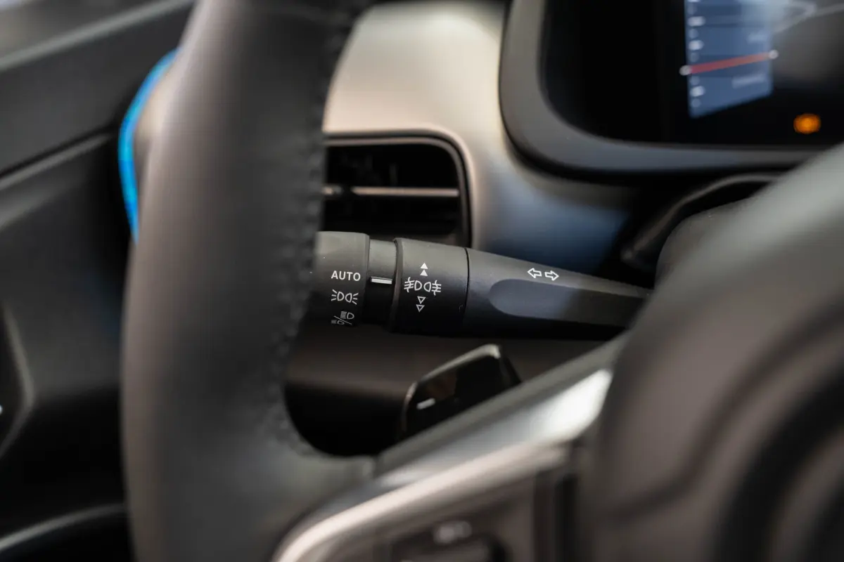 1.2 e-Hybrid Summit | Tot 8 Jaar Garantie | Navigatie | Stoelverwarming | Keyless | Camera | Climate Controle | Apple Carplay & Android Auto |