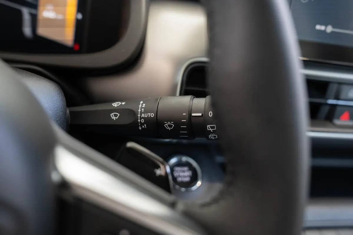1.2 e-Hybrid Summit | Tot 8 Jaar Garantie | Navigatie | Stoelverwarming | Keyless | Camera | Climate Controle | Apple Carplay & Android Auto |