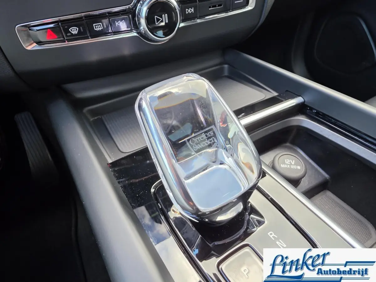 2.0 T6 Plug-in hybrid AWD Ultra Black Edition |TREKH|PANO|H/K