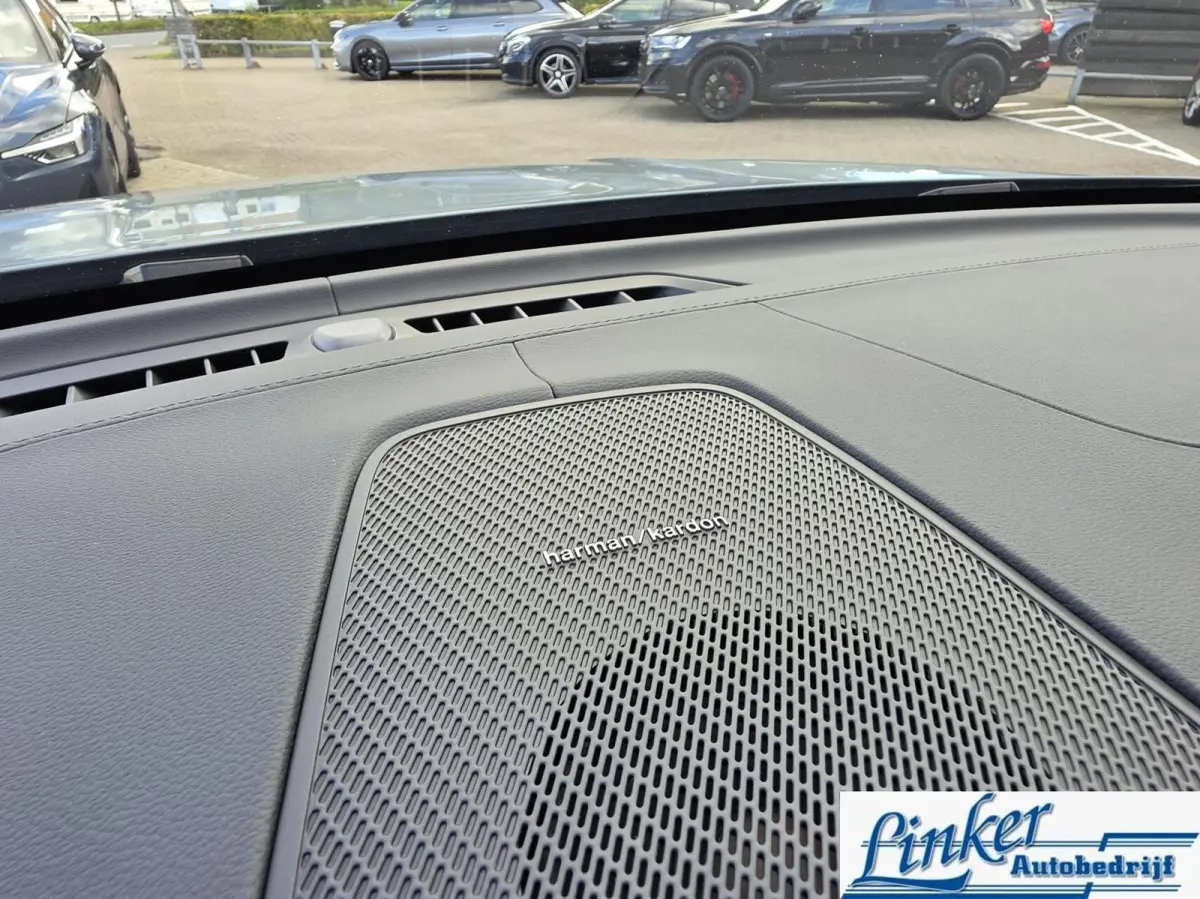 2.0 T6 Plug-in hybrid AWD Ultra Black Edition |TREKH|PANO|H/K