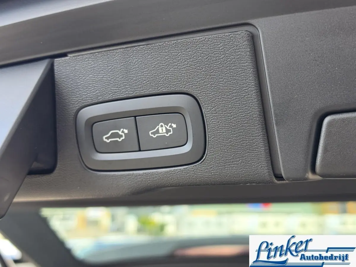2.0 T6 Plug-in hybrid AWD Ultra Black Edition |TREKH|PANO|H/K