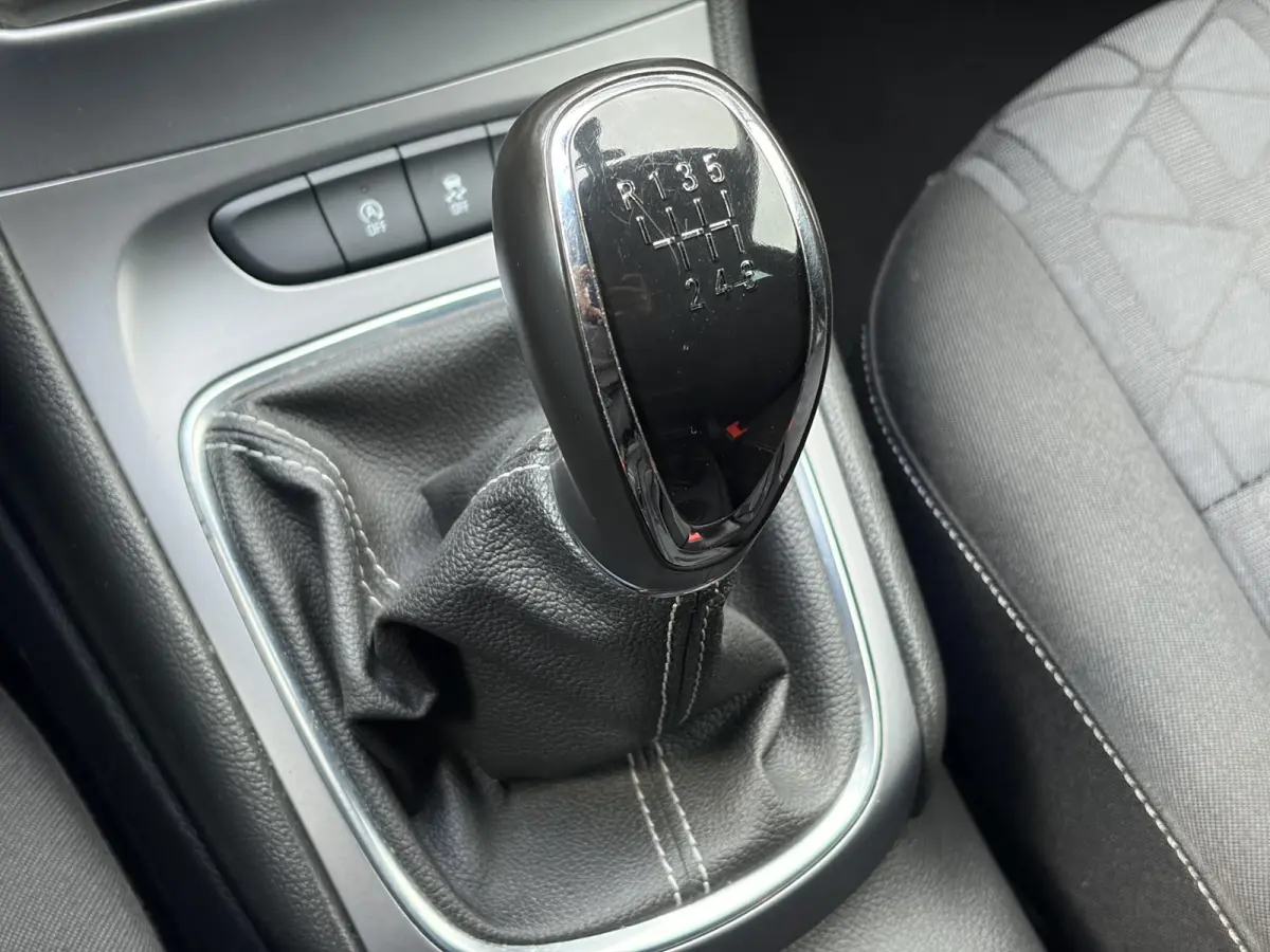 1.4 Turbo 120 Jaar Edition ✓150pk✓Carplay✓Navi✓Trekhaak✓Pdc V+A✓Clima✓Cruise✓6 Bak✓Lm velgen✓N.A.P✓Apk tot 02-2028