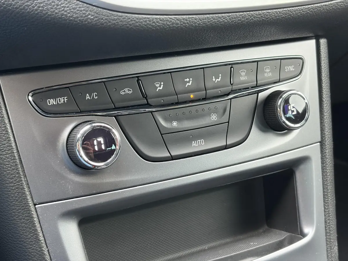 1.4 Turbo 120 Jaar Edition ✓150pk✓Carplay✓Navi✓Trekhaak✓Pdc V+A✓Clima✓Cruise✓6 Bak✓Lm velgen✓N.A.P✓Apk tot 02-2028