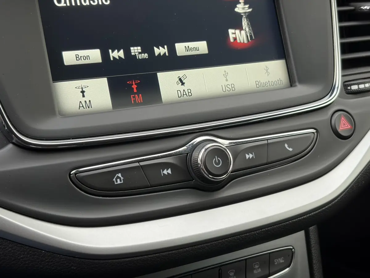 1.4 Turbo 120 Jaar Edition ✓150pk✓Carplay✓Navi✓Trekhaak✓Pdc V+A✓Clima✓Cruise✓6 Bak✓Lm velgen✓N.A.P✓Apk tot 02-2028