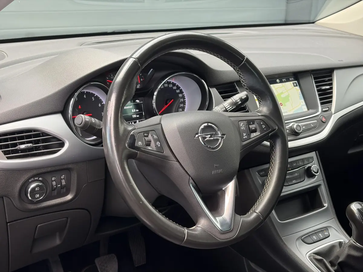 1.4 Turbo 120 Jaar Edition ✓150pk✓Carplay✓Navi✓Trekhaak✓Pdc V+A✓Clima✓Cruise✓6 Bak✓Lm velgen✓N.A.P✓Apk tot 02-2028