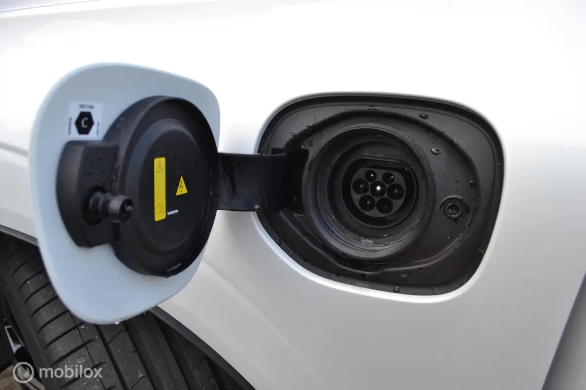 2.0 T6 Plug-in hybrid AWD Ultimate Bright | Head-up | Stoel + Stuurverwarming | Trekhaak | 360 gr camera | HK Audio |