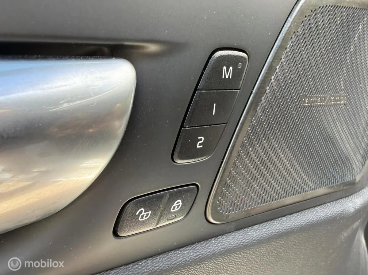 2.0 T6 Plug-in hybrid AWD Ultimate Dark | Head-up | Stoel + Stuurverwarming | Trekhaak | 360 gr camera | HK Audio | Dig. Spiegel