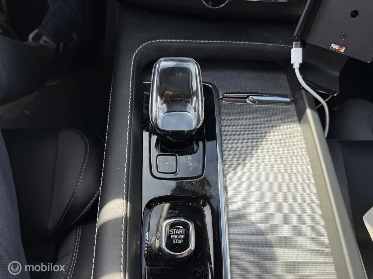 2.0 T6 Plug-in hybrid AWD Ultimate Dark | Head-up | Stoel + Stuurverwarming | Trekhaak | 360 gr camera | HK Audio | Dig. Spiegel