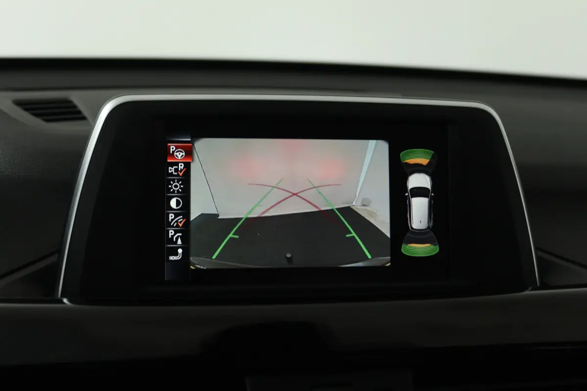 sDrive20i (CAMERA, STOELVERWARMING, TREKHAAK)