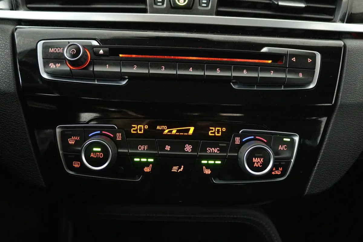 sDrive20i (CAMERA, STOELVERWARMING, TREKHAAK)