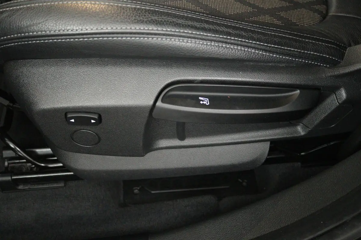 sDrive20i (CAMERA, STOELVERWARMING, TREKHAAK)