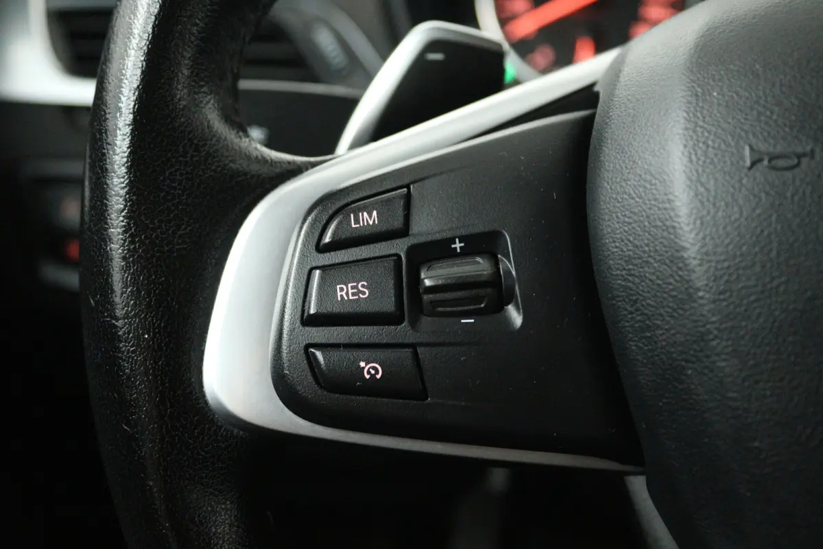 sDrive20i (CAMERA, STOELVERWARMING, TREKHAAK)