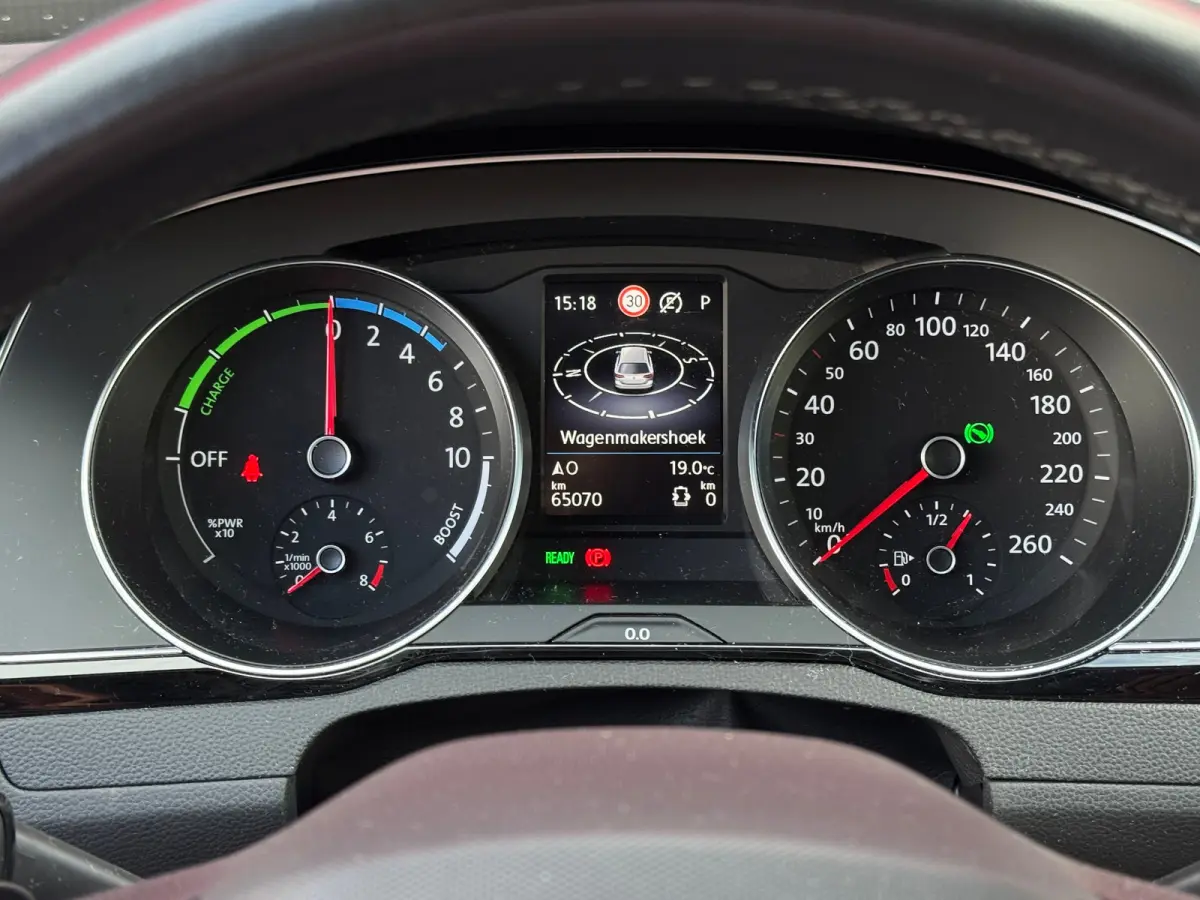 1.4 TSI PHEV GTE Business | Navigatie | Carplay | Camera | Elek. Stoel | Massage | Stoelverwarming | Adaptieve Cruise | | Achterbank in delen neerklapbaar | Achteruitrijcamera | Achteruitrij