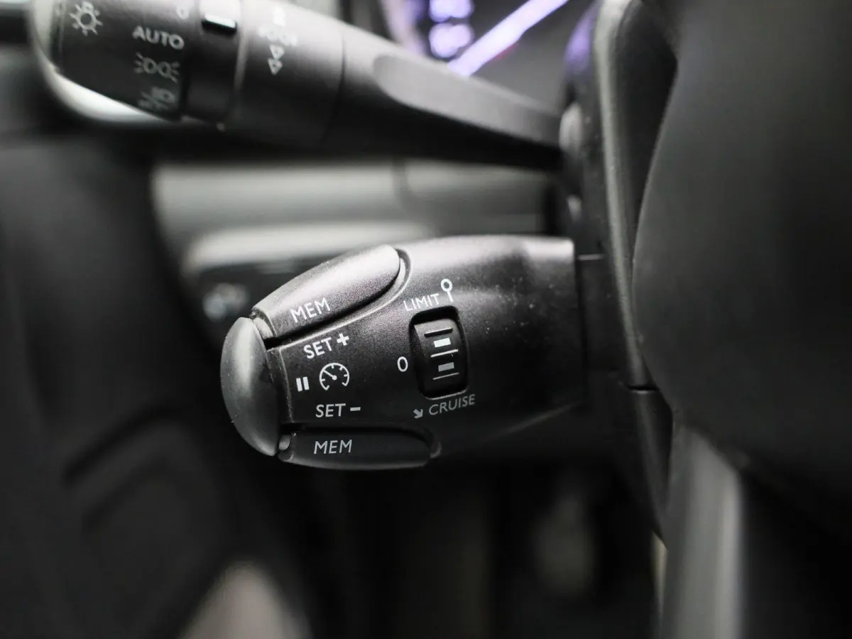 1.2 PureTech Feel | WORDT VERWACHT | APPLE CARPLAY | ANDROID AUTO | DAB RADIO | BLUETOOTH | CLIMATE CONTROL | CRUISE CONTROL | NAVIGATIE | LED DAGRIJVERLICHTING | GETINTE RUITEN | AIRCO |