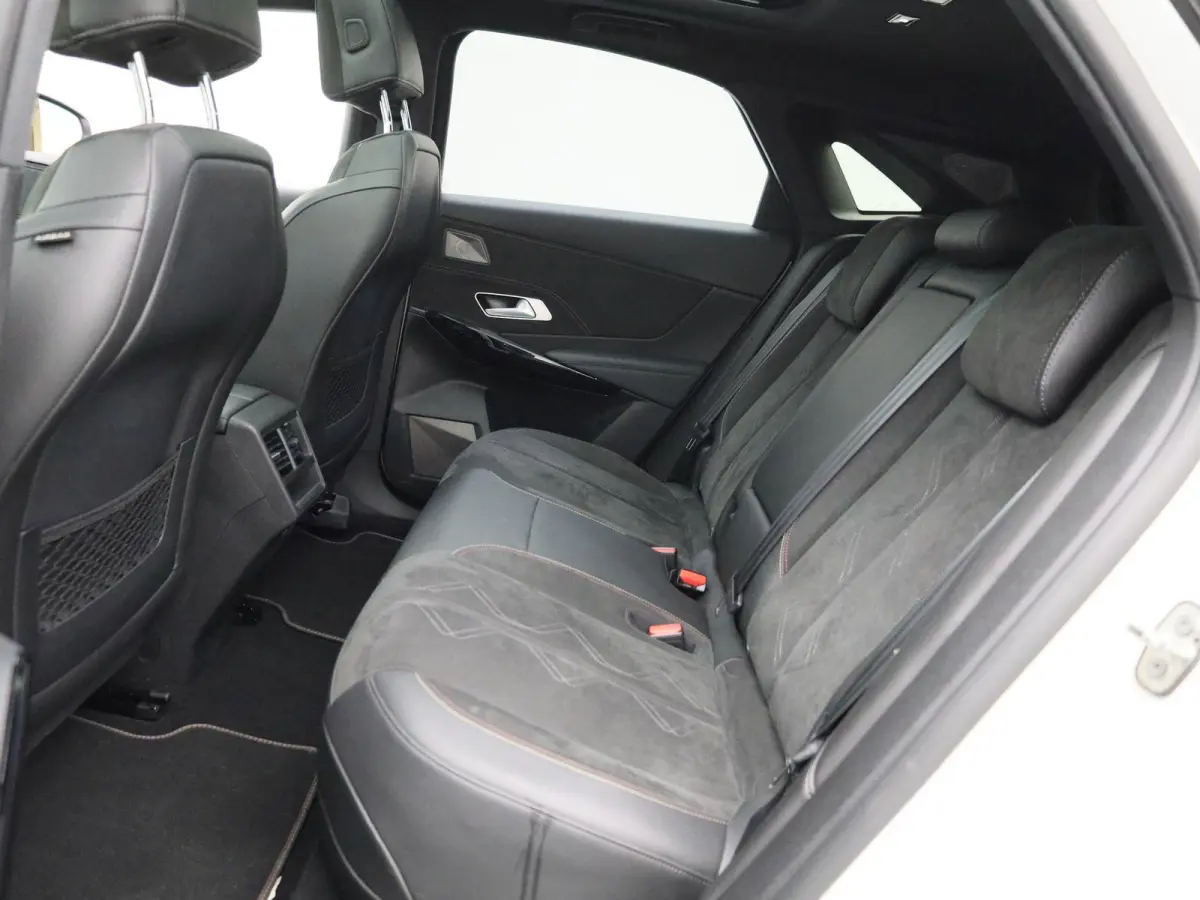 E-Tense Performance Line | PANORAMADAK | ACHTERUITRIJCAMERA | APPLE CARPLAY | ANDROID AUTO | STOELVERWARMING | HALF-LEDER | FOCAL ELECTRA GELUIDSSYSTEEM | LED VERLICHTING | NAVIGATIE | PARKE