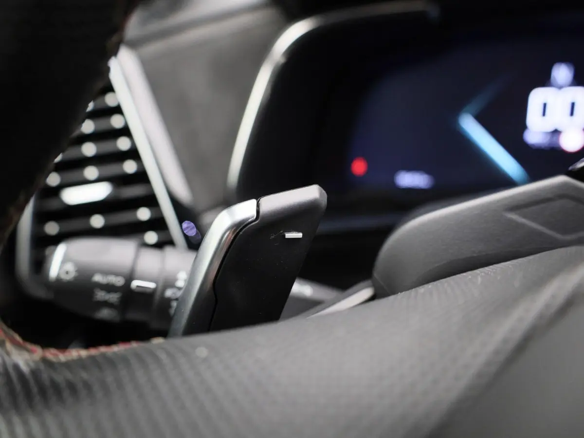 E-Tense Performance Line | PANORAMADAK | ACHTERUITRIJCAMERA | APPLE CARPLAY | ANDROID AUTO | STOELVERWARMING | HALF-LEDER | FOCAL ELECTRA GELUIDSSYSTEEM | LED VERLICHTING | NAVIGATIE | PARKE