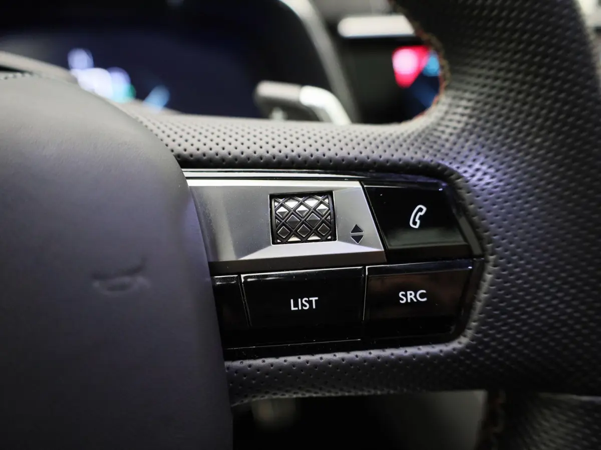 E-Tense Performance Line | PANORAMADAK | ACHTERUITRIJCAMERA | APPLE CARPLAY | ANDROID AUTO | STOELVERWARMING | HALF-LEDER | FOCAL ELECTRA GELUIDSSYSTEEM | LED VERLICHTING | NAVIGATIE | PARKE
