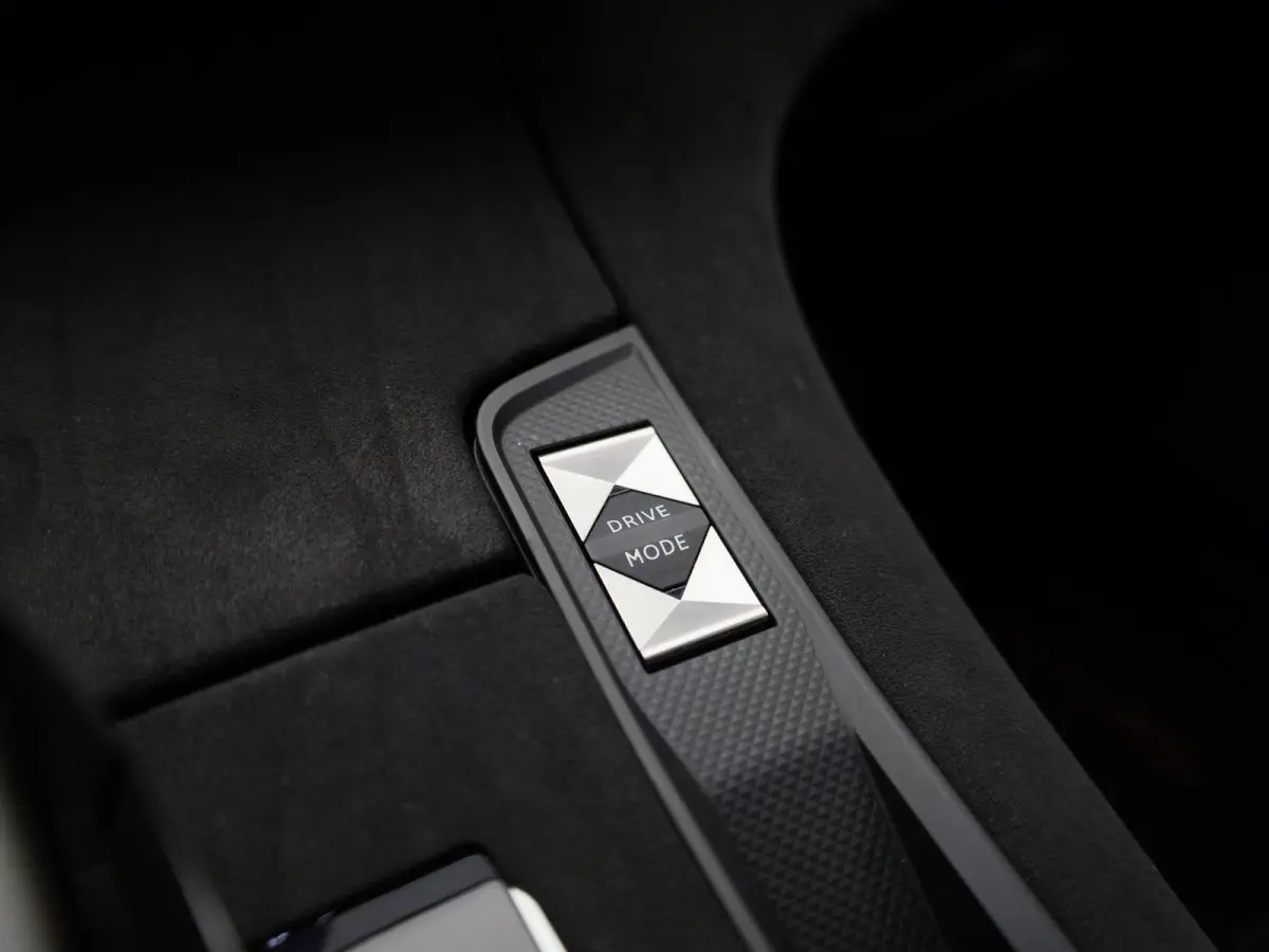 E-Tense Performance Line | PANORAMADAK | ACHTERUITRIJCAMERA | APPLE CARPLAY | ANDROID AUTO | STOELVERWARMING | HALF-LEDER | FOCAL ELECTRA GELUIDSSYSTEEM | LED VERLICHTING | NAVIGATIE | PARKE