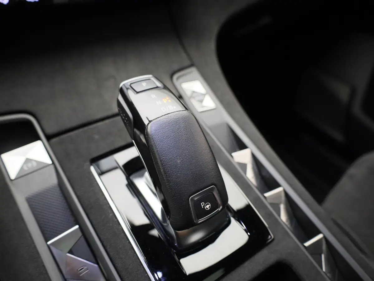 E-Tense Performance Line | PANORAMADAK | ACHTERUITRIJCAMERA | APPLE CARPLAY | ANDROID AUTO | STOELVERWARMING | HALF-LEDER | FOCAL ELECTRA GELUIDSSYSTEEM | LED VERLICHTING | NAVIGATIE | PARKE