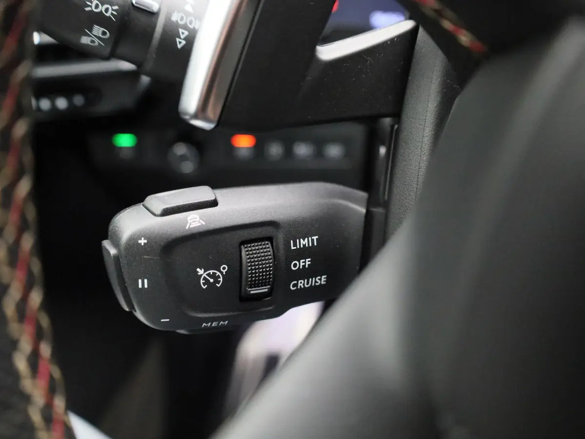 E-Tense Performance Line | PANORAMADAK | ACHTERUITRIJCAMERA | APPLE CARPLAY | ANDROID AUTO | STOELVERWARMING | HALF-LEDER | FOCAL ELECTRA GELUIDSSYSTEEM | LED VERLICHTING | NAVIGATIE | PARKE