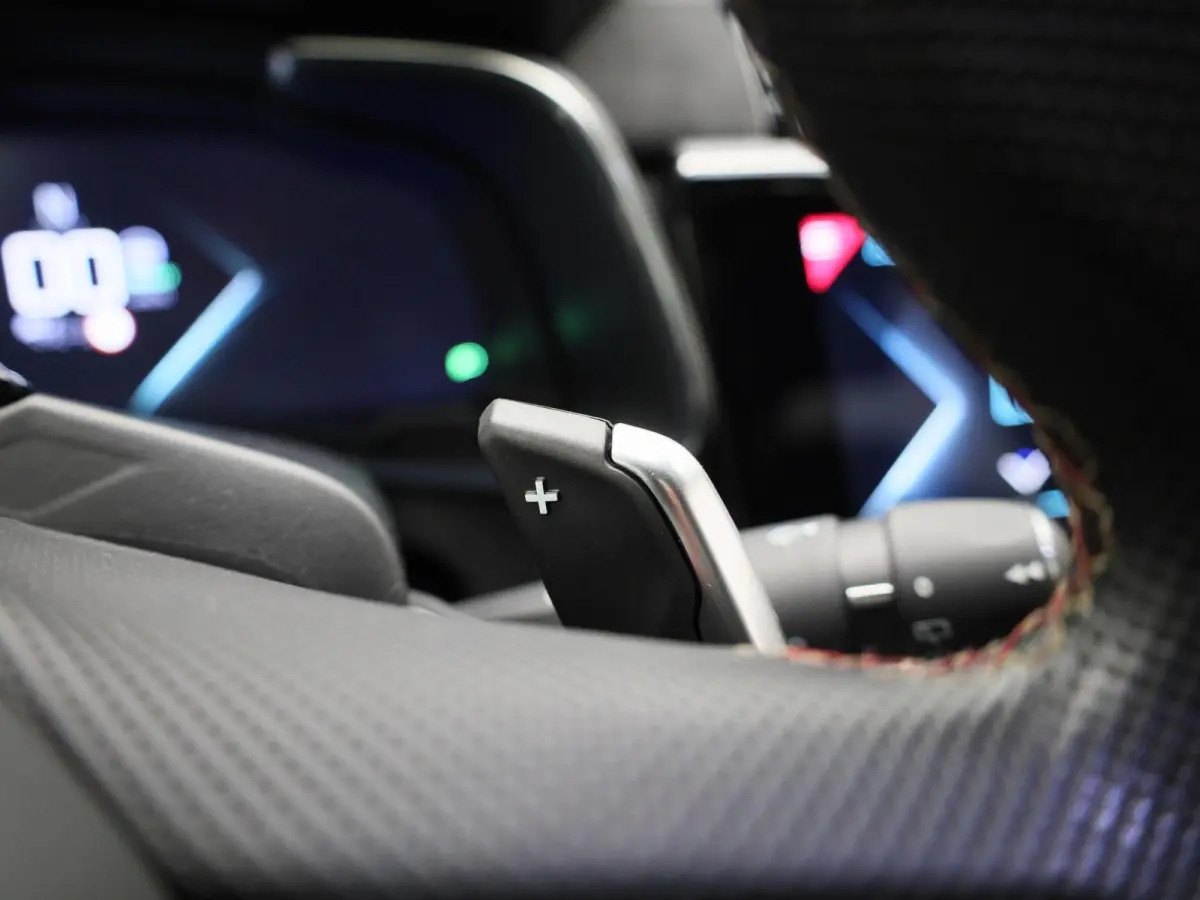 E-Tense Performance Line | PANORAMADAK | ACHTERUITRIJCAMERA | APPLE CARPLAY | ANDROID AUTO | STOELVERWARMING | HALF-LEDER | FOCAL ELECTRA GELUIDSSYSTEEM | LED VERLICHTING | NAVIGATIE | PARKE