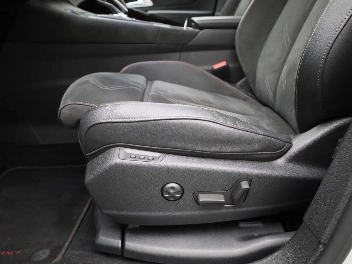 E-Tense Performance Line | PANORAMADAK | ACHTERUITRIJCAMERA | APPLE CARPLAY | ANDROID AUTO | STOELVERWARMING | HALF-LEDER | FOCAL ELECTRA GELUIDSSYSTEEM | LED VERLICHTING | NAVIGATIE | PARKE