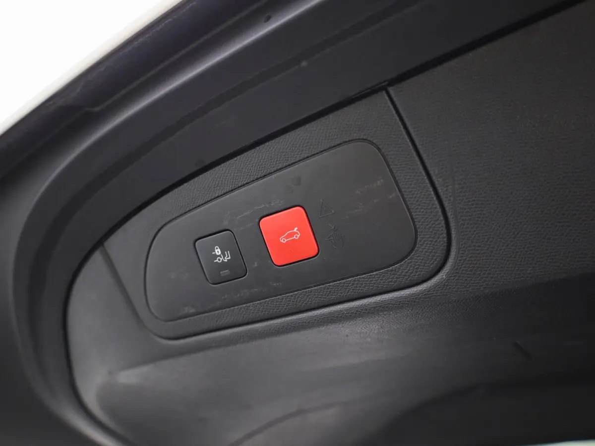 E-Tense Performance Line | PANORAMADAK | ACHTERUITRIJCAMERA | APPLE CARPLAY | ANDROID AUTO | STOELVERWARMING | HALF-LEDER | FOCAL ELECTRA GELUIDSSYSTEEM | LED VERLICHTING | NAVIGATIE | PARKE