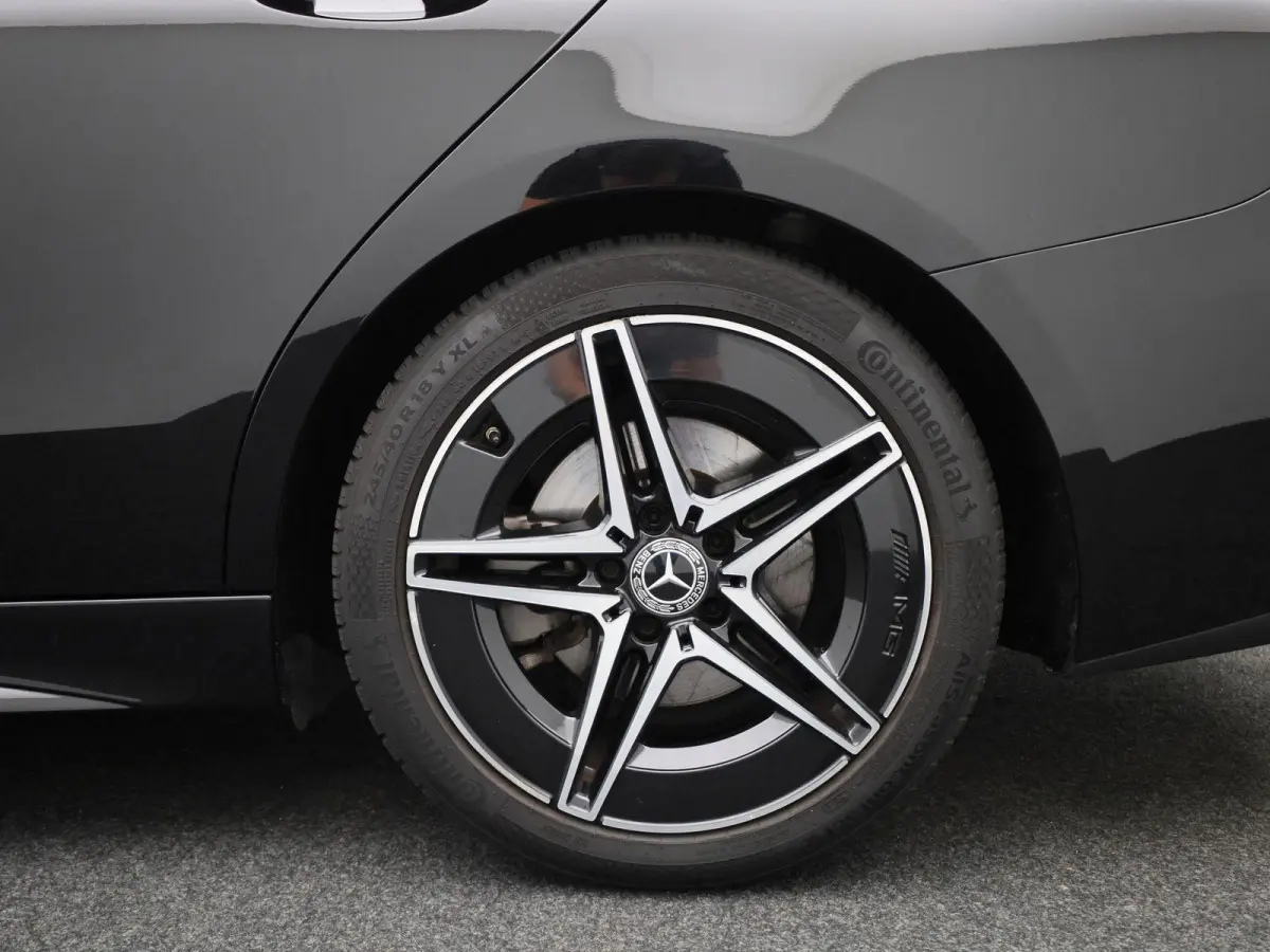 180 AMG Line | ACHTERUITRIJCAMERA | STOELVERWARMING | SFEERVERLICHTING | ELEKTRISCHE ACHTERKLEP | LED VERLICHTING | NAVIGATIE | PARKEERSENSOREN | ELEKTRISCH VERSTELBARE VOORSTOELEN | DAB RAD