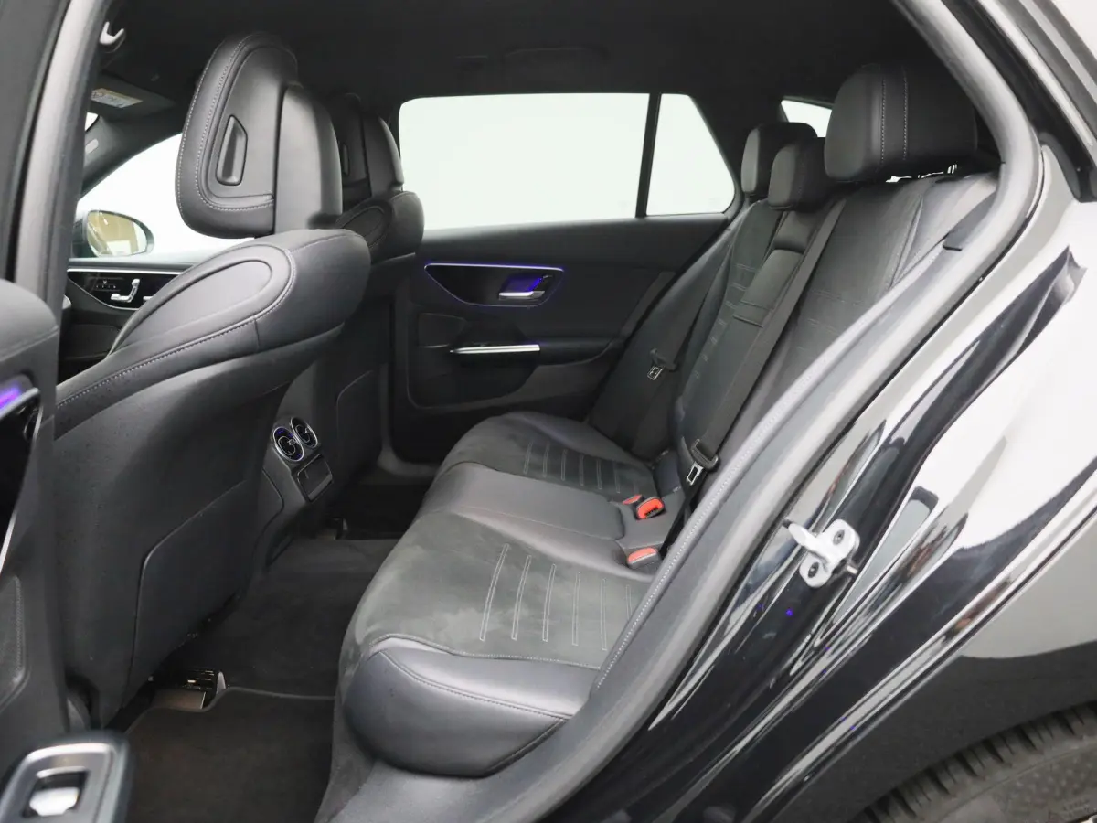 180 AMG Line | ACHTERUITRIJCAMERA | STOELVERWARMING | SFEERVERLICHTING | ELEKTRISCHE ACHTERKLEP | LED VERLICHTING | NAVIGATIE | PARKEERSENSOREN | ELEKTRISCH VERSTELBARE VOORSTOELEN | DAB RAD