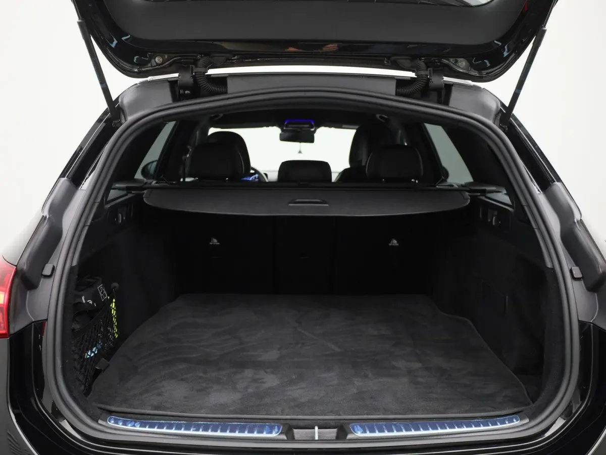 180 AMG Line | ACHTERUITRIJCAMERA | STOELVERWARMING | SFEERVERLICHTING | ELEKTRISCHE ACHTERKLEP | LED VERLICHTING | NAVIGATIE | PARKEERSENSOREN | ELEKTRISCH VERSTELBARE VOORSTOELEN | DAB RAD