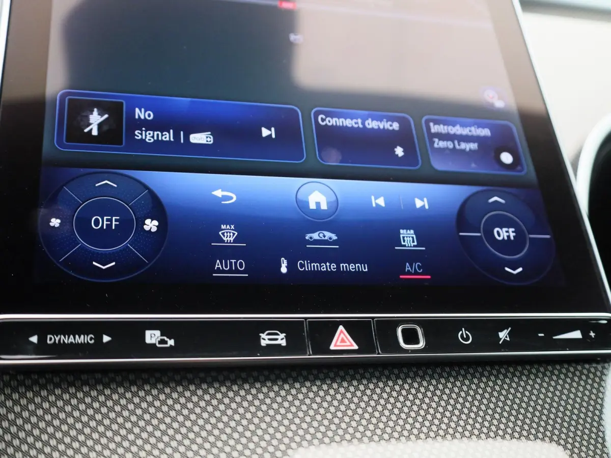 180 AMG Line | ACHTERUITRIJCAMERA | STOELVERWARMING | SFEERVERLICHTING | ELEKTRISCHE ACHTERKLEP | LED VERLICHTING | NAVIGATIE | PARKEERSENSOREN | ELEKTRISCH VERSTELBARE VOORSTOELEN | DAB RAD