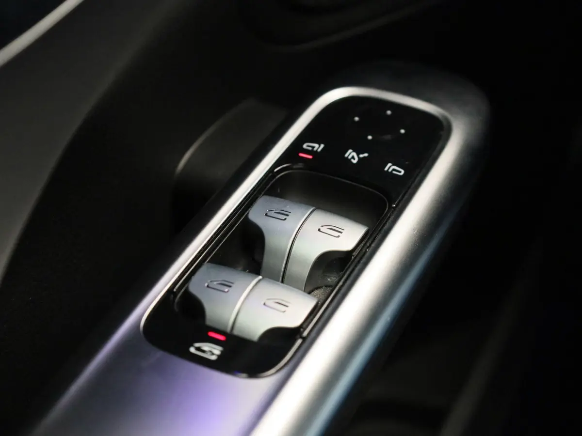 180 AMG Line | ACHTERUITRIJCAMERA | STOELVERWARMING | SFEERVERLICHTING | ELEKTRISCHE ACHTERKLEP | LED VERLICHTING | NAVIGATIE | PARKEERSENSOREN | ELEKTRISCH VERSTELBARE VOORSTOELEN | DAB RAD