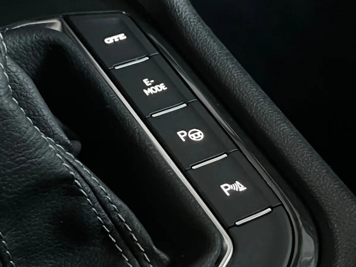 1.4 TSI eHybrid 3 x R-Line Pano Keyless Matrix Led Sfeer 245PK Trekhaak