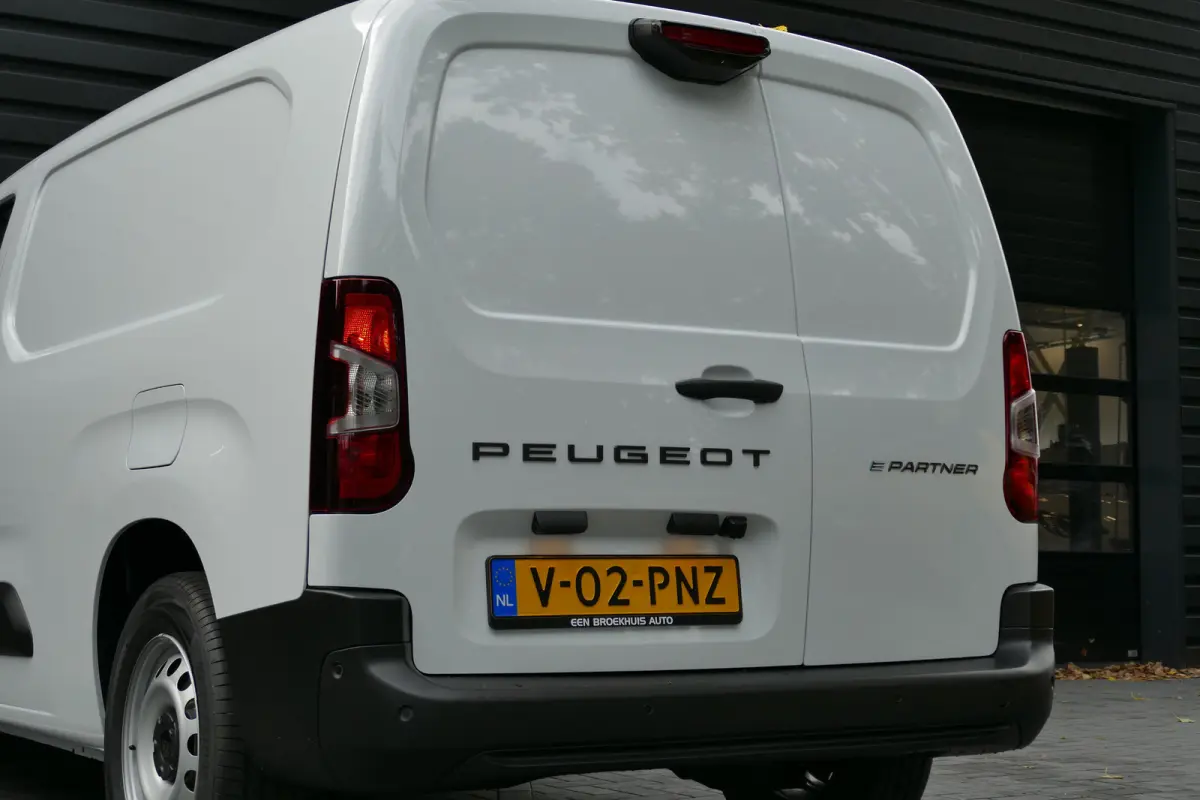 Standaard - Elektrisch | Elektrisch verstelbare en verwarmbare buitenspiegels | Parkeersensoren achter | Verwarmbare voorstoelen