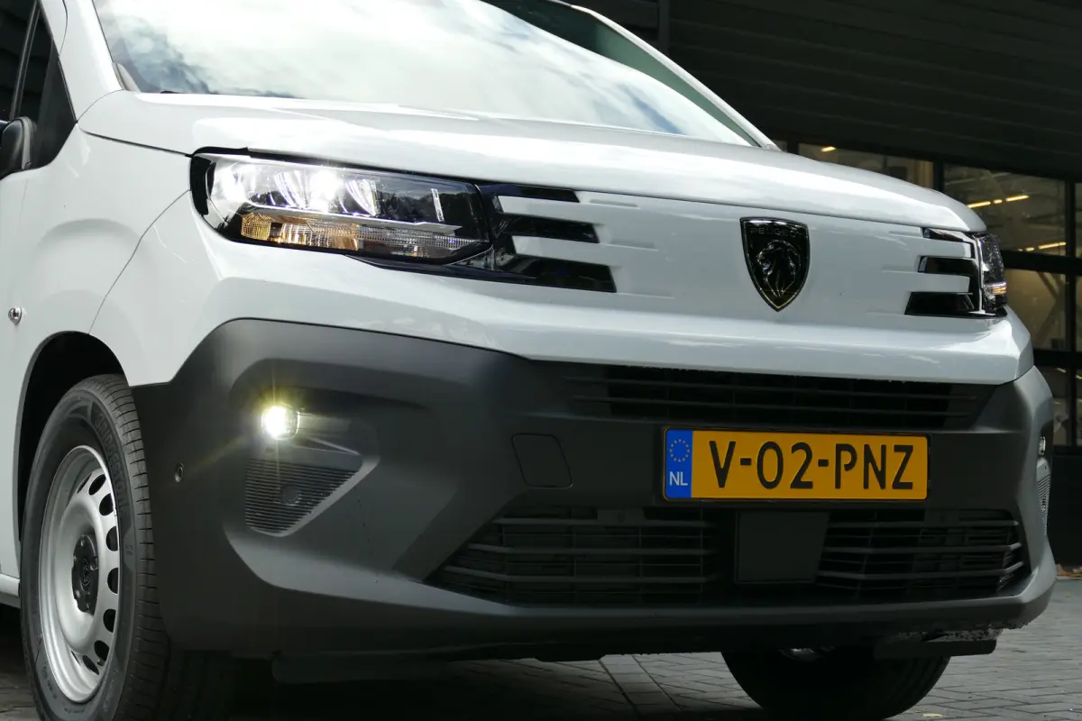 Standaard - Elektrisch | Elektrisch verstelbare en verwarmbare buitenspiegels | Parkeersensoren achter | Verwarmbare voorstoelen