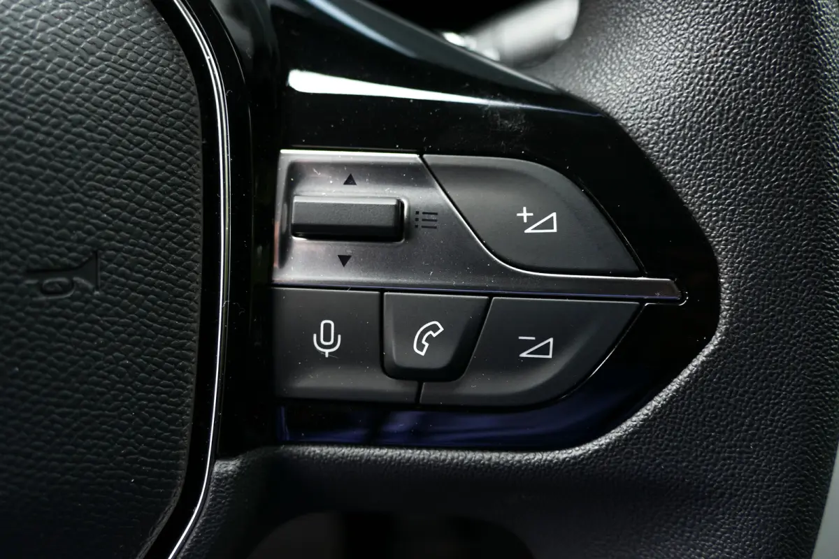 Standaard - Elektrisch | Elektrisch verstelbare en verwarmbare buitenspiegels | Parkeersensoren achter | Verwarmbare voorstoelen