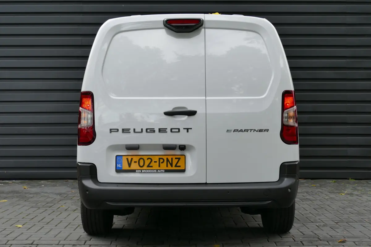 Standaard - Elektrisch | Elektrisch verstelbare en verwarmbare buitenspiegels | Parkeersensoren achter | Verwarmbare voorstoelen