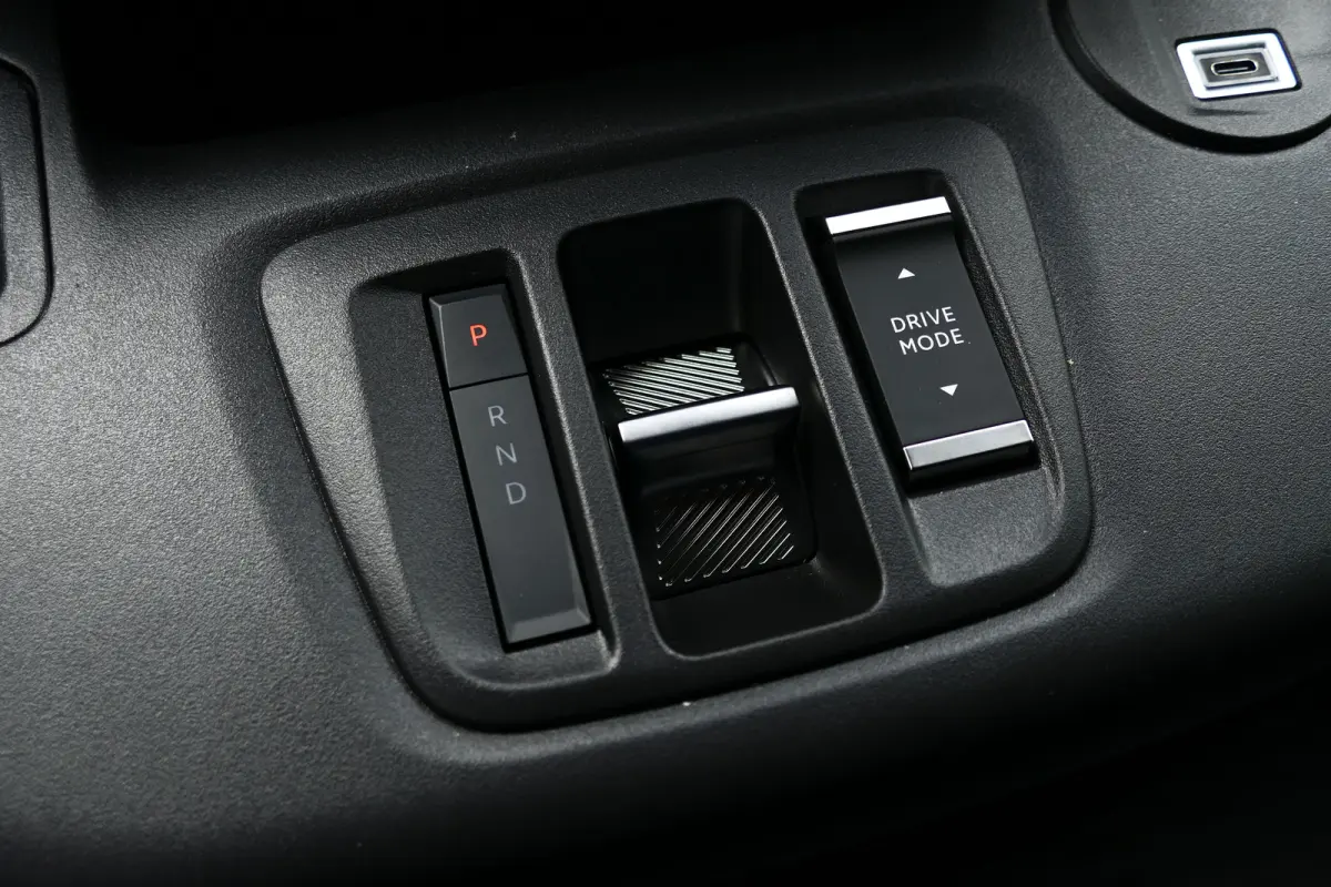 Standaard - Elektrisch | Elektrisch verstelbare en verwarmbare buitenspiegels | Parkeersensoren achter | Verwarmbare voorstoelen