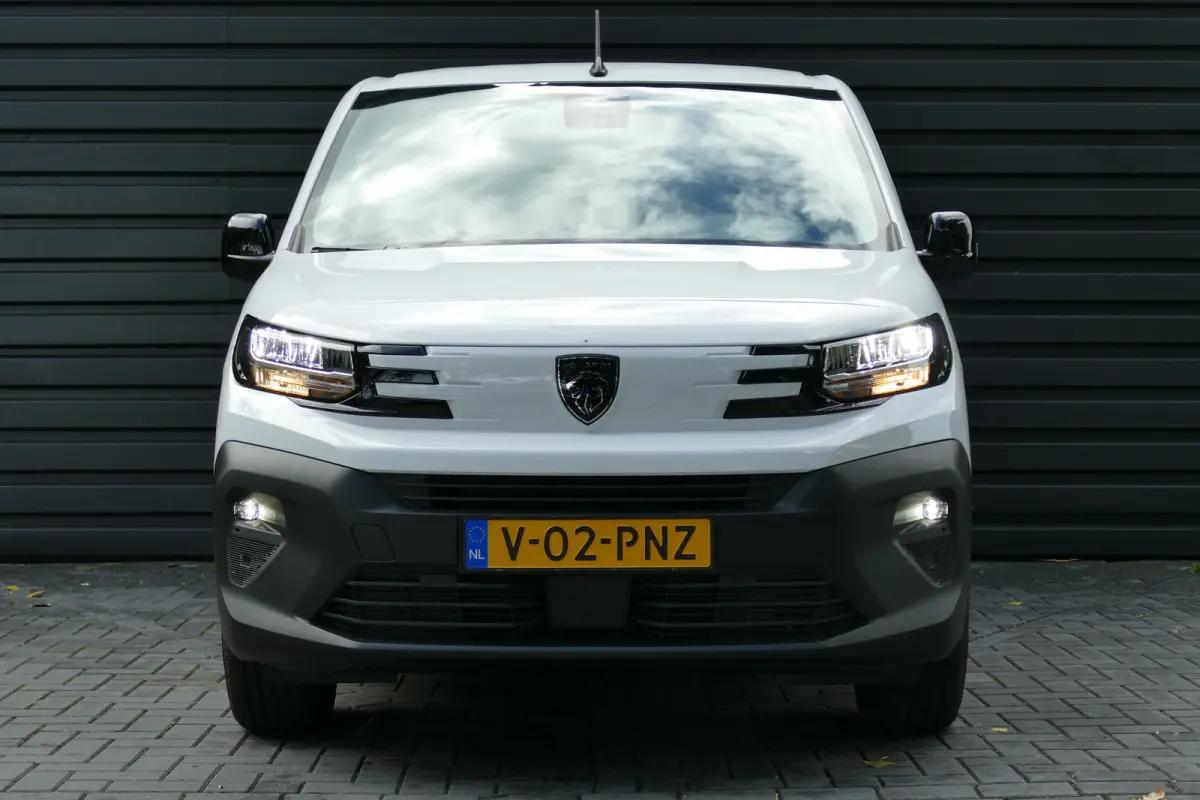 Standaard - Elektrisch | Elektrisch verstelbare en verwarmbare buitenspiegels | Parkeersensoren achter | Verwarmbare voorstoelen