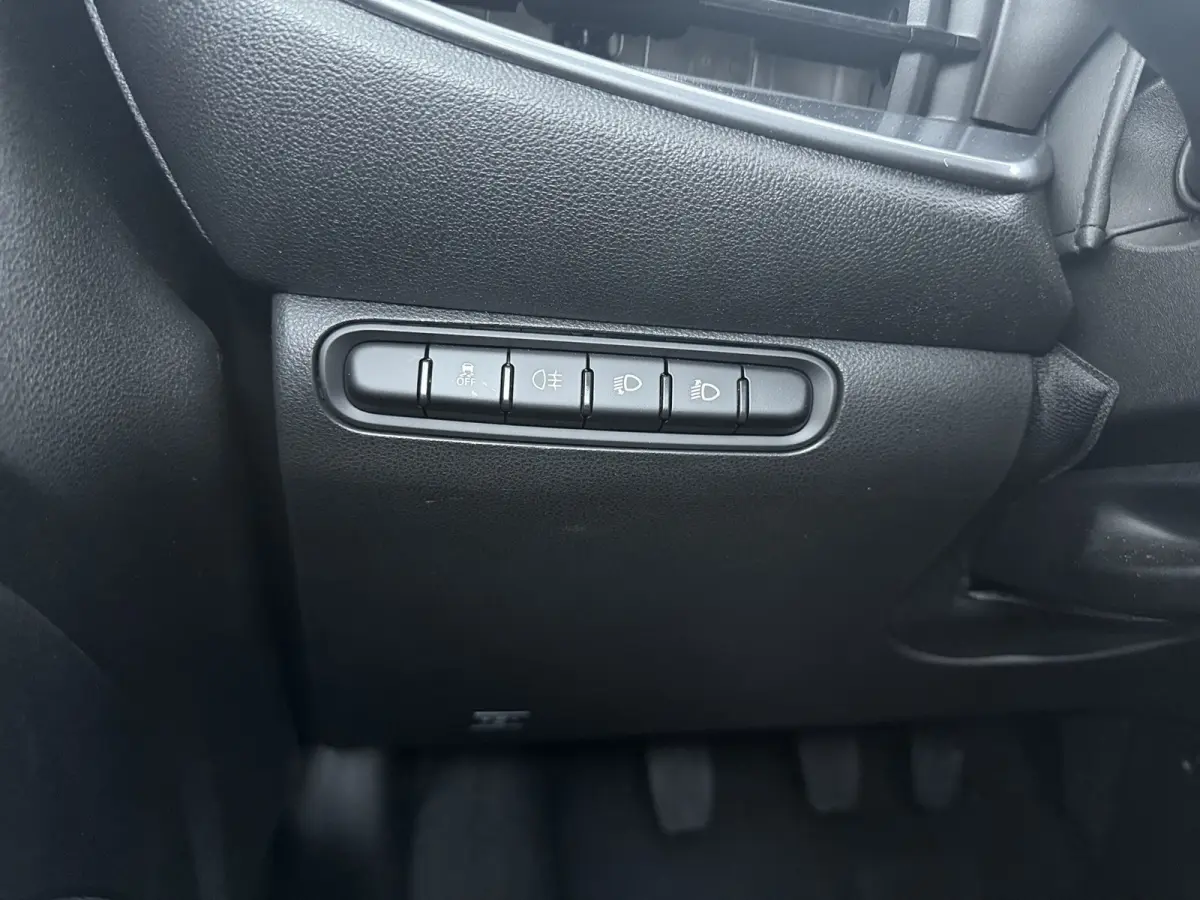 ICON | 10,25" touchscreen radio met Bluetooth, DAB & USB | Automatische airconditioning | Isofix bevestigingspunten op de achterstoelen