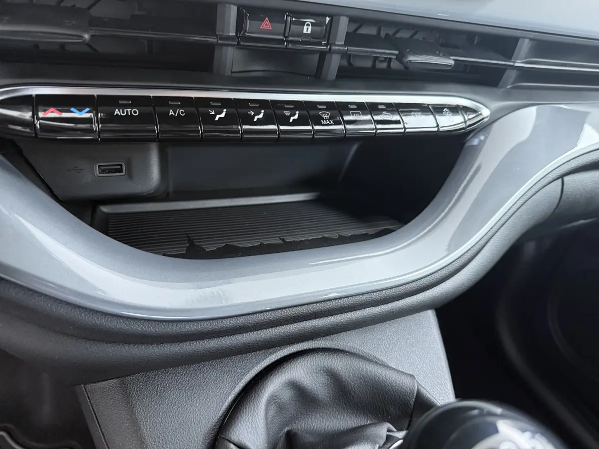 ICON | 10,25" touchscreen radio met Bluetooth, DAB & USB | Automatische airconditioning | Isofix bevestigingspunten op de achterstoelen