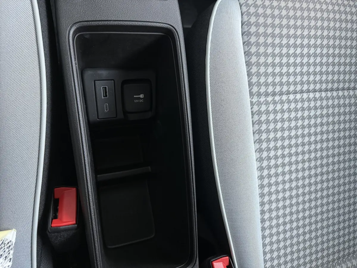ICON | 10,25" touchscreen radio met Bluetooth, DAB & USB | Automatische airconditioning | Isofix bevestigingspunten op de achterstoelen