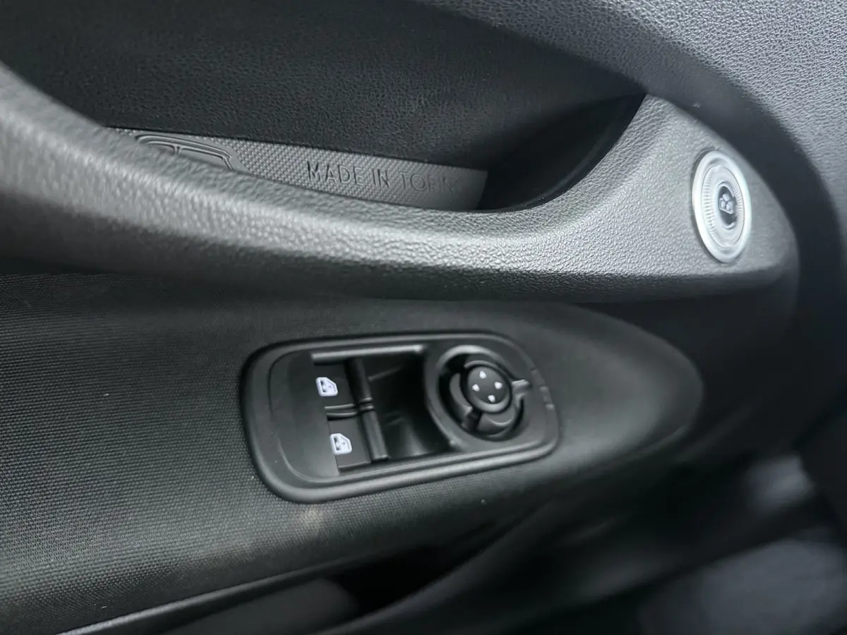 ICON | 10,25" touchscreen radio met Bluetooth, DAB & USB | Automatische airconditioning | Isofix bevestigingspunten op de achterstoelen