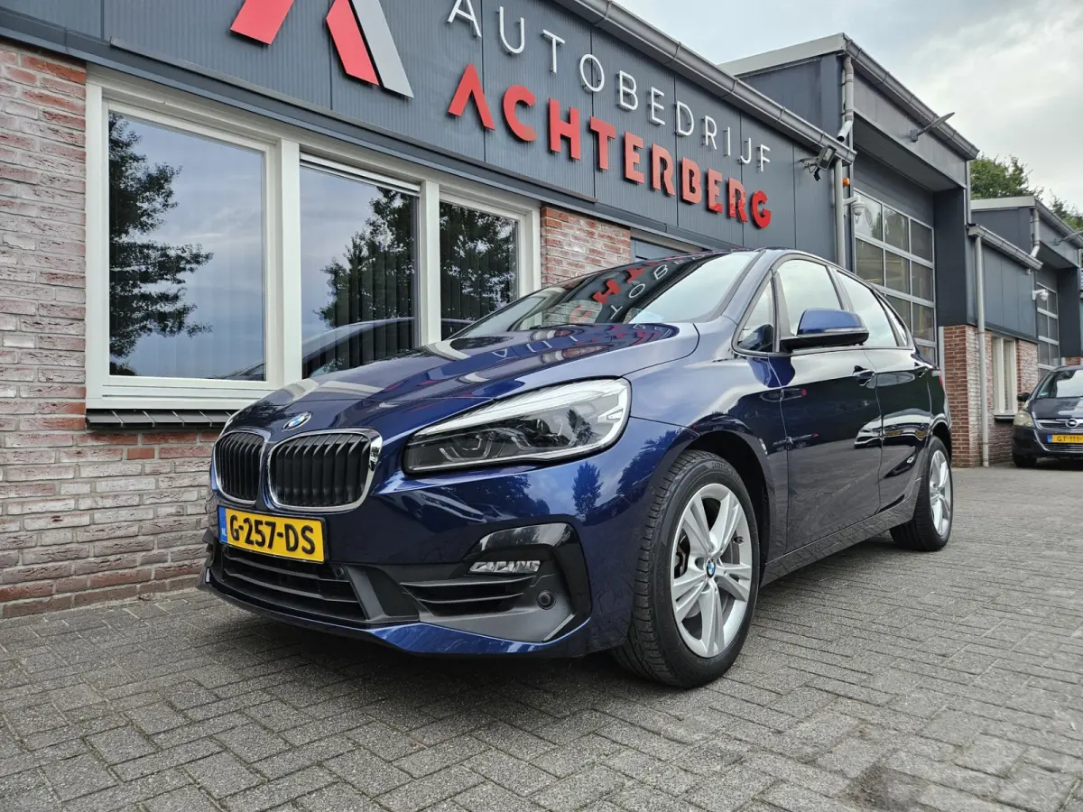 218i High Executive Edition Automaat! Trekhaak! Leer! NAP! 140PK! Nette Auto! Dealer Onderhouden!