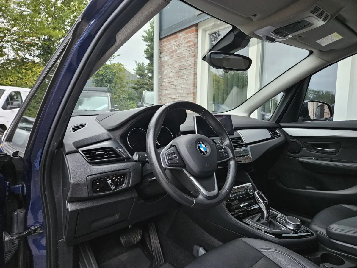 218i High Executive Edition Automaat! Trekhaak! Leer! NAP! 140PK! Nette Auto! Dealer Onderhouden!