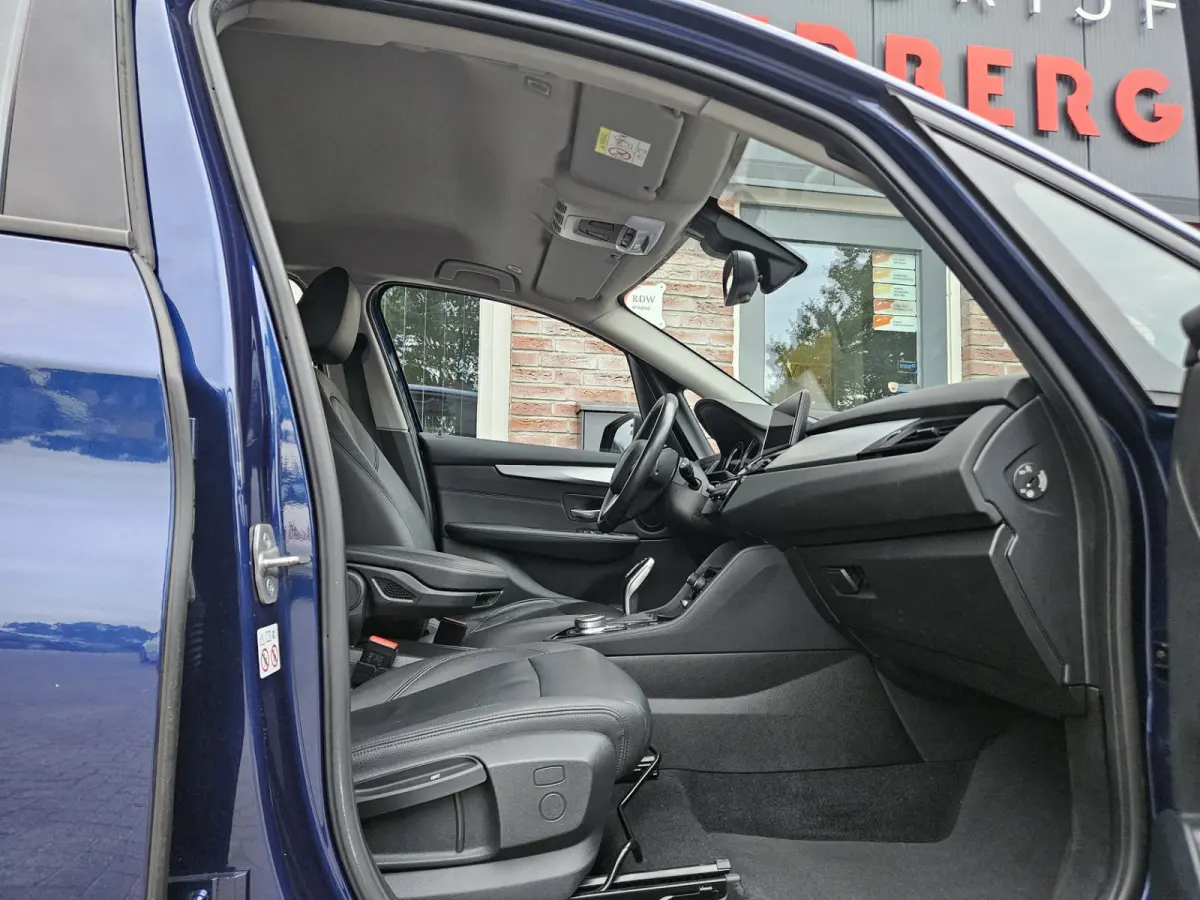 218i High Executive Edition Automaat! Trekhaak! Leer! NAP! 140PK! Nette Auto! Dealer Onderhouden!